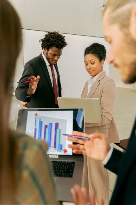 Réunion d'analyse business avec ordinateur et graphique